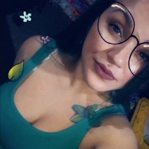 Meet your Posher, Leona